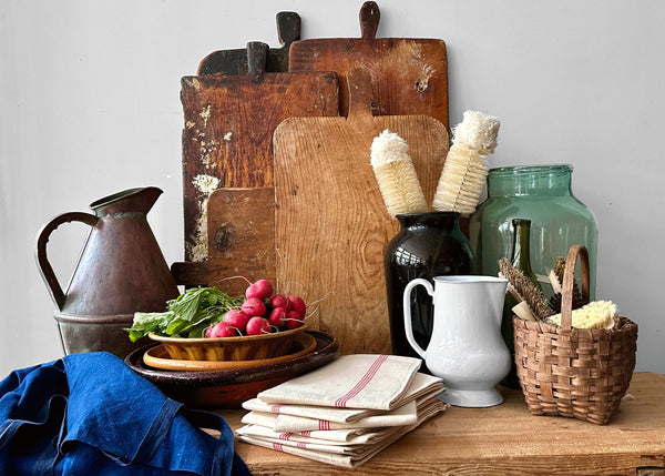 kitchen goods: boards, napkins, vintage items