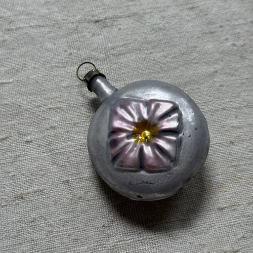 Nostalgic Bee & Flower on Disk Ornament
