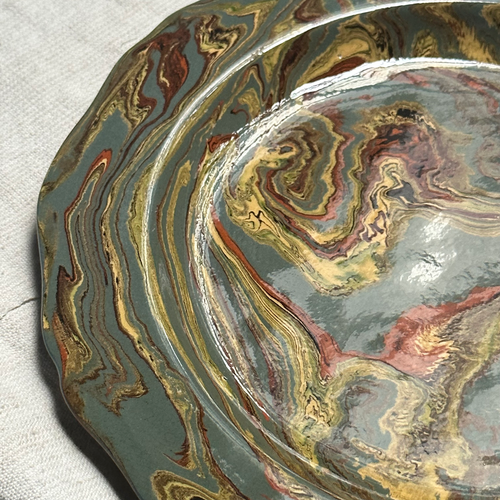Marbled Scalloped Charger Plate in Pondichéry (PD #020)