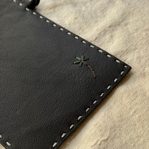 Leather Dragon Diffusion Palm Pocket in Black