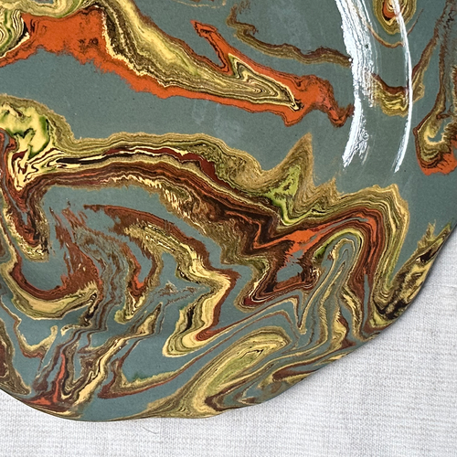 Marbled Scalloped Charger Plate in Pondichéry (PD #019)