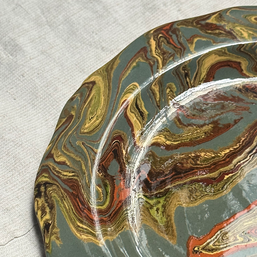 Marbled Scalloped Charger Plate in Pondichéry (PD #019)