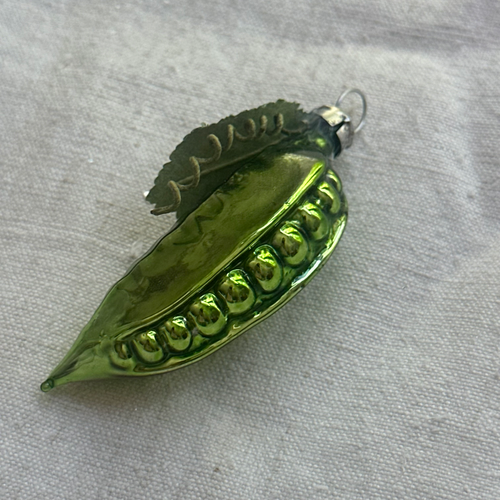 Nostalgic Peas with Leaf Ornament