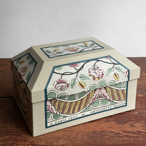 Antoinette Poisson Medium Wedding Box in "Guirlandes et Feston Green" No. 15B