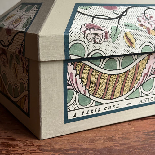 Antoinette Poisson Medium Wedding Box in "Guirlandes et Feston Green" No. 15B
