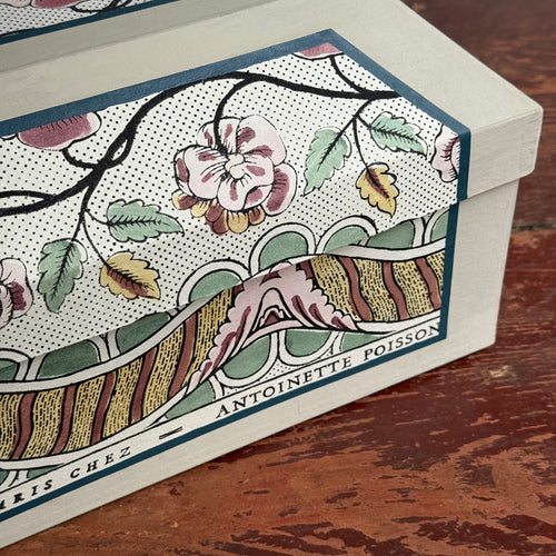 Antoinette Poisson Medium Wedding Box in "Guirlandes et Feston Green" No. 15B