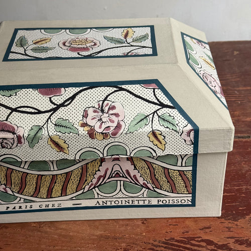 Antoinette Poisson Medium Wedding Box in "Guirlandes et Feston Green" No. 15B