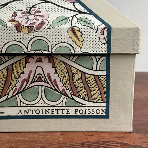 Antoinette Poisson Medium Wedding Box in "Guirlandes et Feston Green" No. 15B