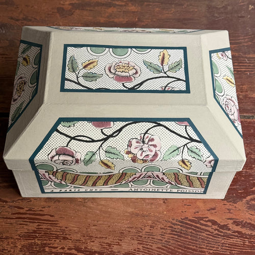 Antoinette Poisson Medium Wedding Box in "Guirlandes et Feston Green" No. 15B