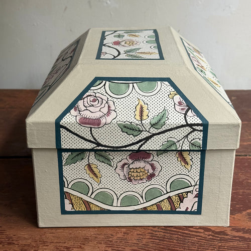 Antoinette Poisson Medium Wedding Box in "Guirlandes et Feston Green" No. 15B