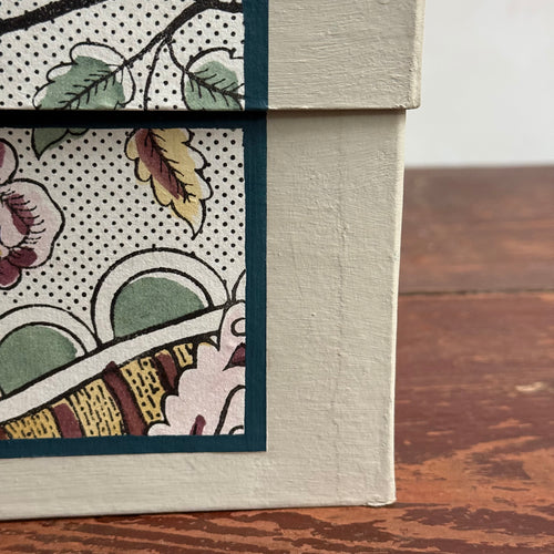 Antoinette Poisson Medium Wedding Box in "Guirlandes et Feston Green" No. 15B