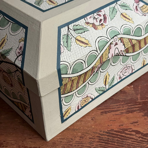 Antoinette Poisson Medium Wedding Box in "Guirlandes et Feston Green" No. 15B