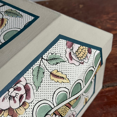 Antoinette Poisson Medium Wedding Box in "Guirlandes et Feston Green" No. 15B