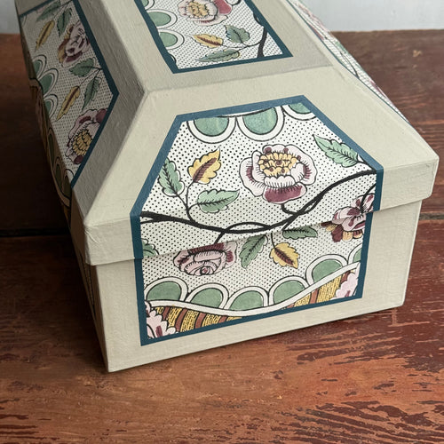 Antoinette Poisson Medium Wedding Box in "Guirlandes et Feston Green" No. 15B