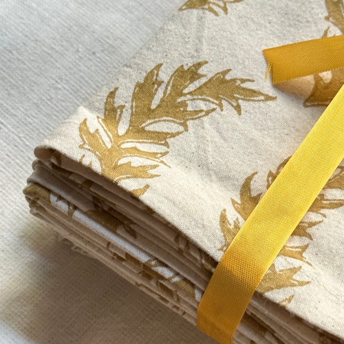 Les Indiennes Feathers Napkin Set in Gold