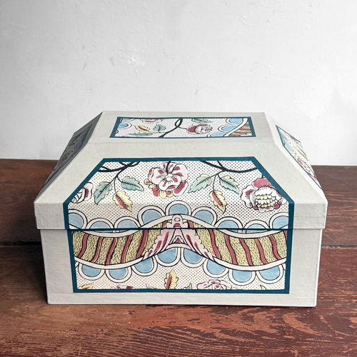 Antoinette Poisson Medium Wedding Box in Guirlandes et Festons 15A