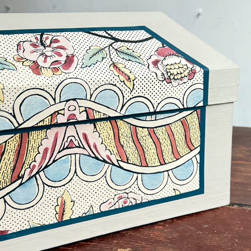 Antoinette Poisson Medium Wedding Box in Guirlandes et Festons 15A