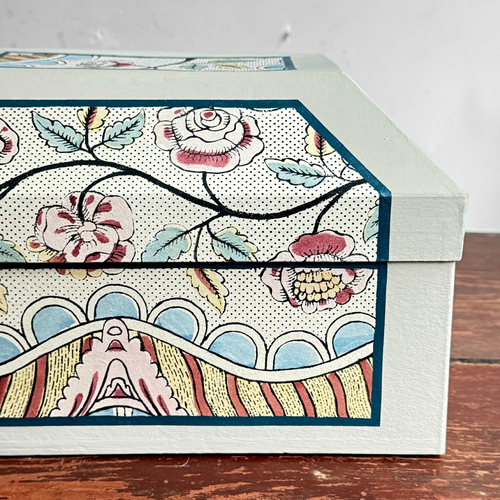 Antoinette Poisson Medium Wedding Box in Guirlandes et Festons 15A