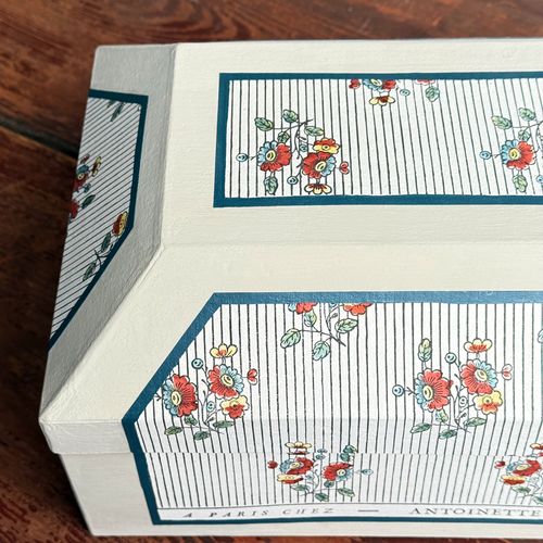 Antoinette Poisson Medium Wedding Box in "Boutonnère" No. 74B