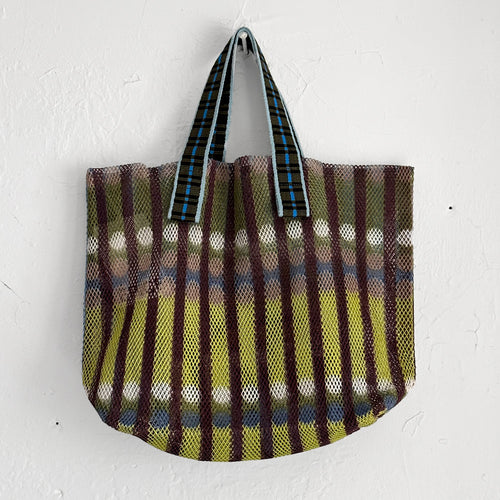 Patterned mesh tote